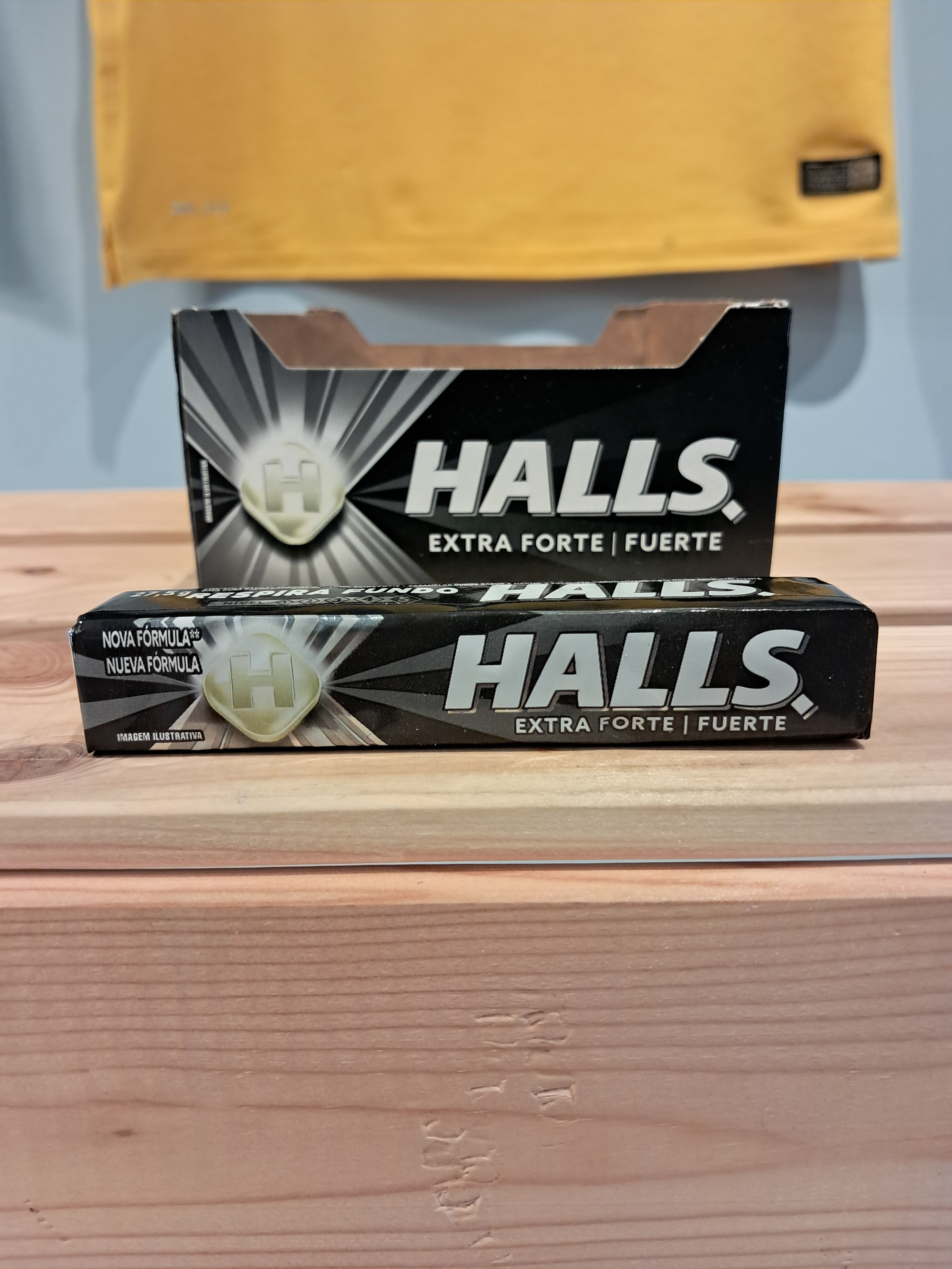 HALLS bonbons Noir -( Bala extra forte ) - HALLS - 28g
